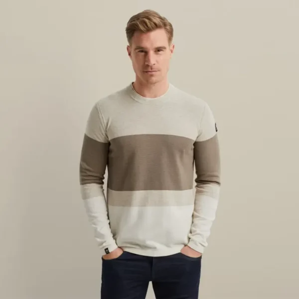 VKW2402304-9120_model_1 Vanguard Trui VKW2402304 Zand