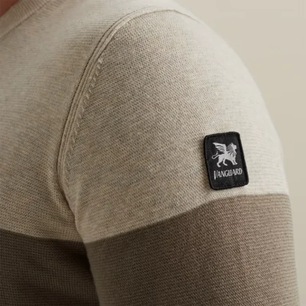 VKW2402304-9120_model_4 Vanguard Trui VKW2402304 Zand