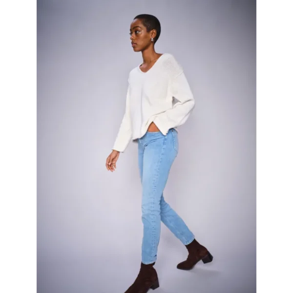 MOS-MOSH_spring_summer_2025_original_168060 180 MMBine Ls Vneck Knit Ecru - 170420 493 MMVice Sophia Jeans Mid Blue_1 Mos Mosh Trui MMbine 168060 Zand