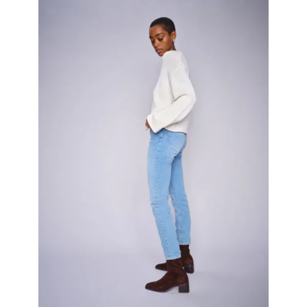 MOS-MOSH_spring_summer_2025_original_168060 180 MMBine Ls Vneck Knit Ecru - 170420 493 MMVice Sophia Jeans Mid Blue_2 Mos Mosh Trui MMbine 168060 Zand