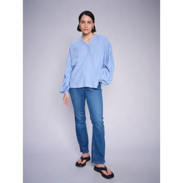 MOS-MOSH_spring_summer_2025_original_169400 827 MMSafi Lurex Blouse Hydrangea - 166390 493 MMAshley Deluxe Jeans Mid Blue Mos Mosh Blouse MMsafi 169400 Licht Blauw