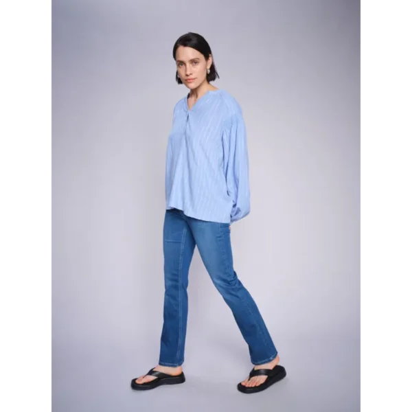 MOS-MOSH_spring_summer_2025_original_169400 827 MMSafi Lurex Blouse Hydrangea - 166390 493 MMAshley Deluxe Jeans Mid Blue_1 Mos Mosh Blouse MMsafi 169400 Licht Blauw
