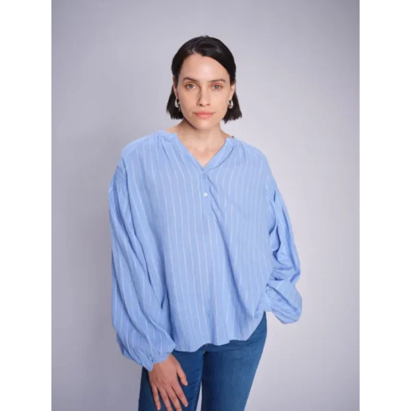 MOS-MOSH_spring_summer_2025_original_169400 827 MMSafi Lurex Blouse Hydrangea - 166390 493 MMAshley Deluxe Jeans Mid Blue_2 Mos Mosh Blouse MMsafi 169400 Licht Blauw