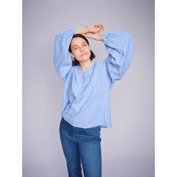 MOS-MOSH_spring_summer_2025_original_169400 827 MMSafi Lurex Blouse Hydrangea - 166390 493 MMAshley Deluxe Jeans Mid Blue_3 Mos Mosh Blouse MMsafi 169400 Licht Blauw