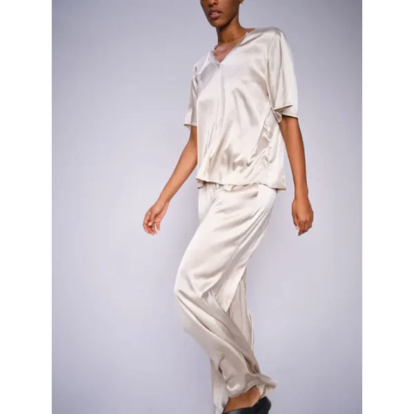 MOS-MOSH_spring_summer_2025_original_169330 174 MMEvie VNeck Satin Blouse Feather Gray - 169340 174 MMRita Satin Pant Feather Gray Mos Mosh Top MMevie 169330 Zand