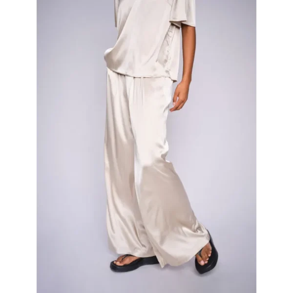 MOS-MOSH_spring_summer_2025_original_169330 174 MMEvie VNeck Satin Blouse Feather Gray - 169340 174 MMRita Satin Pant Feather Gray_2 Mos Mosh Top MMevie 169330 Zand