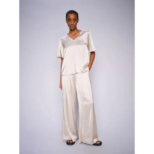MOS-MOSH_spring_summer_2025_original_169330 174 MMEvie VNeck Satin Blouse Feather Gray - 169340 174 MMRita Satin Pant Feather Gray_3 Mos Mosh Top MMevie 169330 Zand