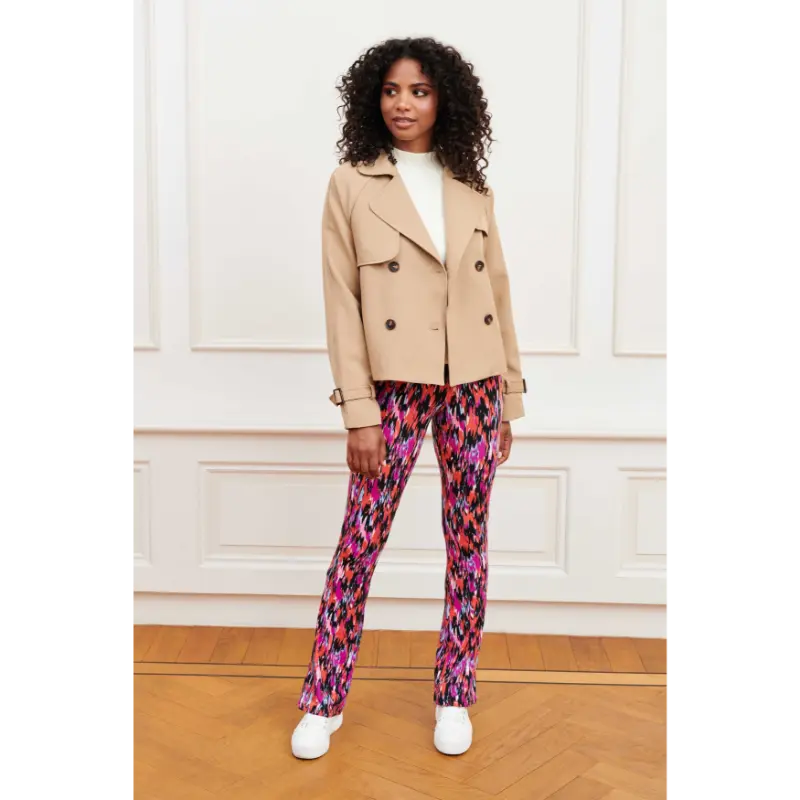Lofty Manner Jas QA43 C Siem Beige 196 – vooraanzicht op model Lofty Manner jas in beige op model, vooraanzicht
