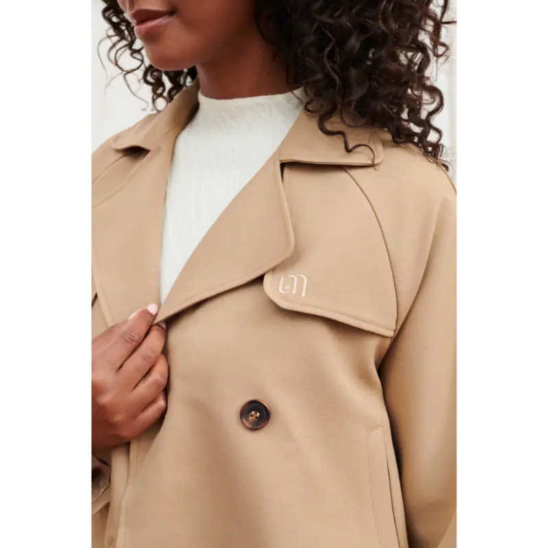 Lofty Manner Jas QA43 C Siem Beige 196 – detail op model Detailfoto van beige Lofty Manner jas op model