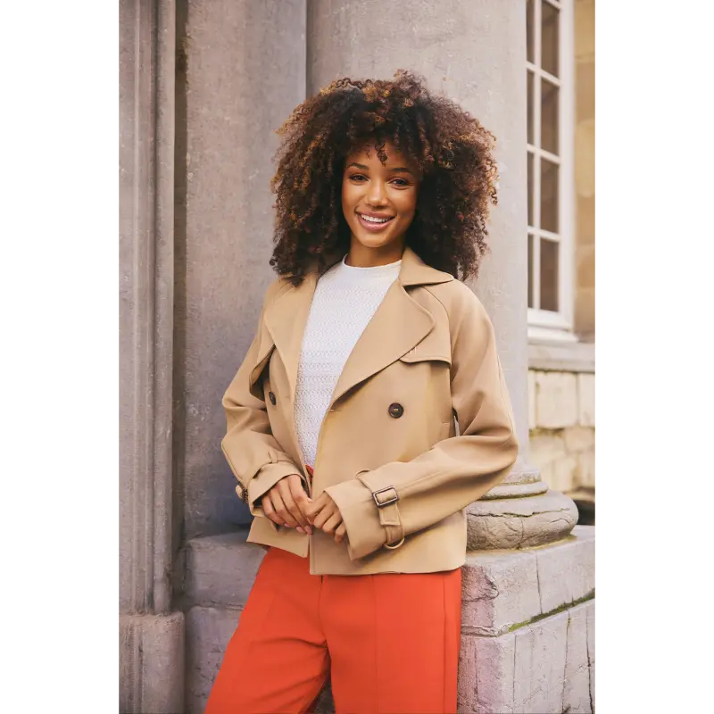Lofty Manner Siem jas in beige, gedragen door een model van voren