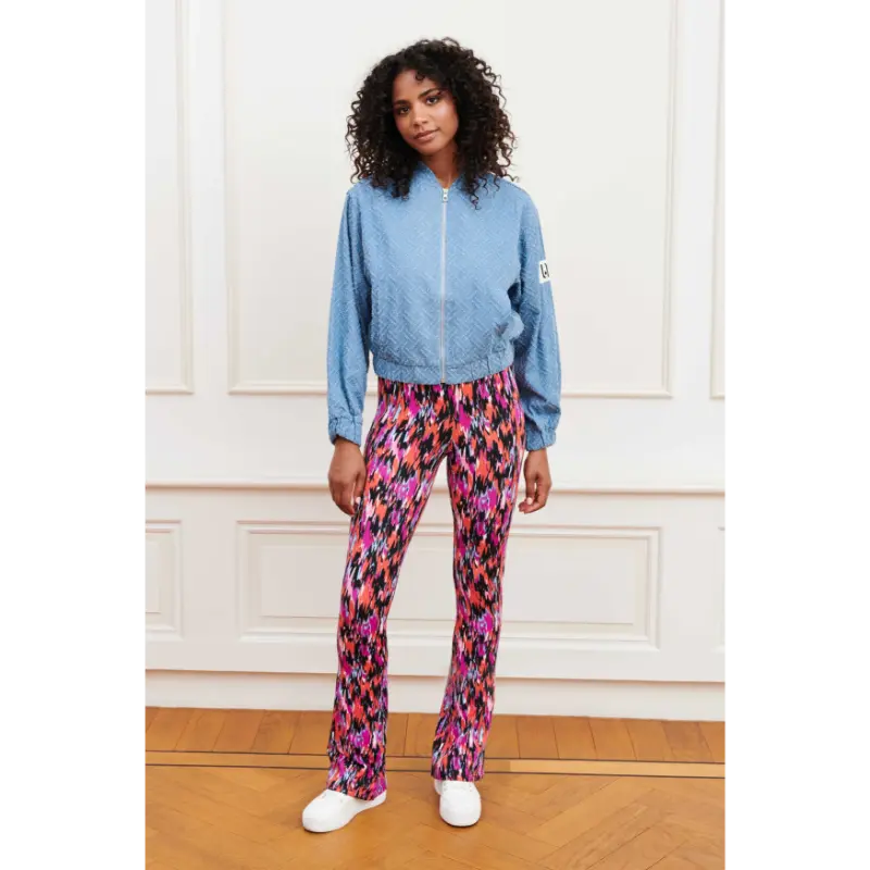 Lofty Manner Blazer QA45 A - Bomber Senna 415 Denim Blue – vooraanzicht op model Lofty Manner bomber Senna in denimblauw, vooraanzicht op model