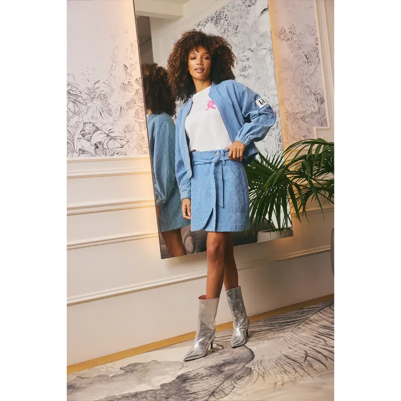 Lofty Manner bomber Senna in denimblauw, op model van voren