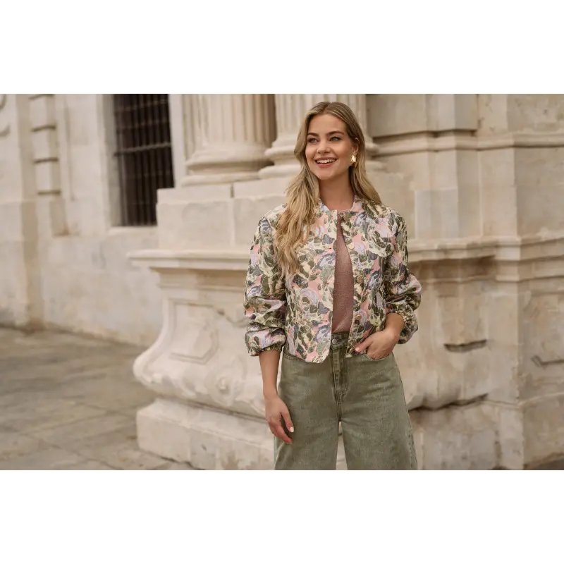 Freebird-Ico_spring_summer_2026_original_1-LOLA_JACKET_PINK-GREEN_MELODY_PANTS_OLIVE GREEN_2 Freebird Jasje Lola 2160 Pink-Green