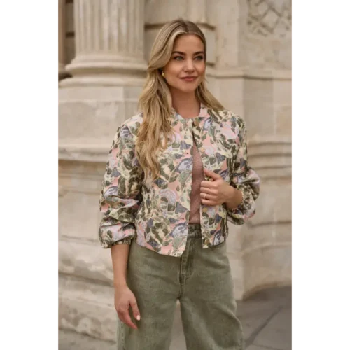 Freebird-Ico_spring_summer_2026_original_1-LOLA_JACKET_PINK-GREEN_MELODY_PANTS_OLIVE GREEN_3 Freebird Jasje Lola 2160 Pink-Green