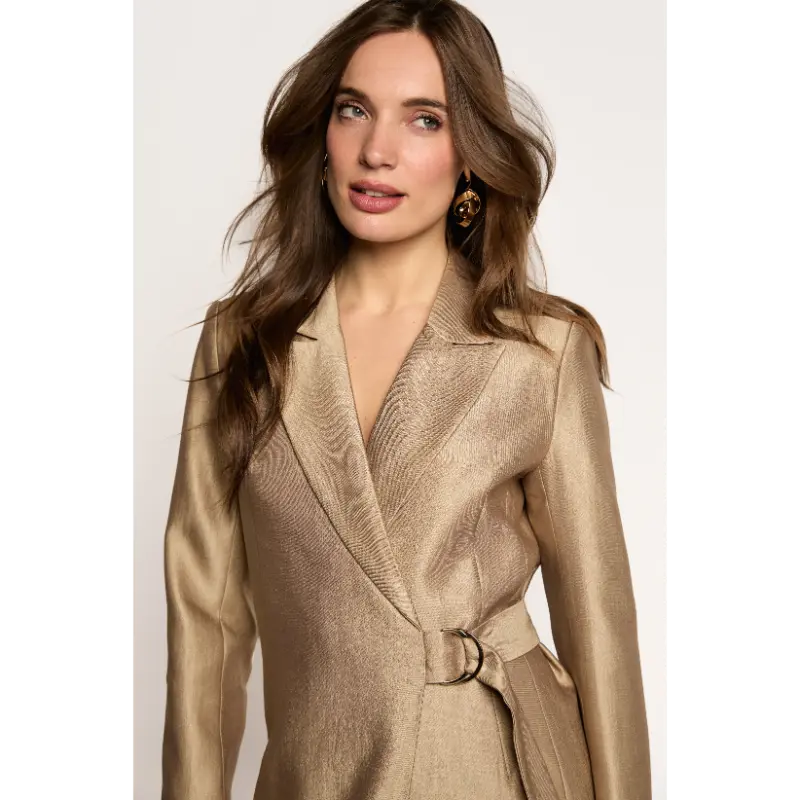 Freebird Dida-jurk in Brilliant Gold op model, vooraanzicht