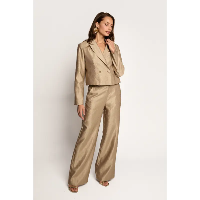 Freebird Blazer Laura 2362 Brilliant G Goud – vooraanzicht op model Gouden Freebird blazer Laura op model, vooraanzicht