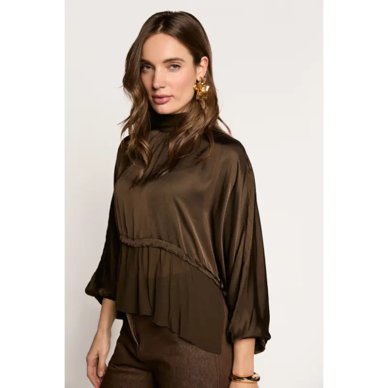 Freebird Blouse Bibiana 2371 Dark Chocol – vooraanzicht op model Freebird Blouse Bibiana in donkerbruine kleur op model, vooraanzicht