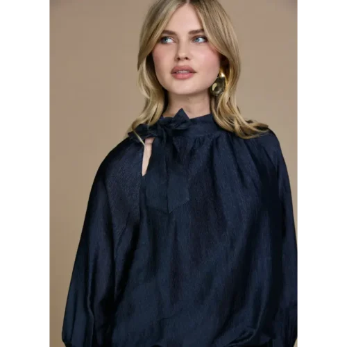 Freebird Blouse Blakely 2437 Midnight BL – donkerblauw vooraanzicht Freebird Blouse Blakely in donkerblauw op model, vooraanzicht