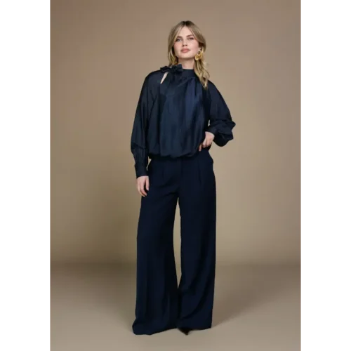 Freebird Broek Dames Phoebe 2437 MIDNIGHT BL Donkerblauw – vooraanzicht op model Freebird Phoebe damesbroek in donkerblauw op model, vooraanzicht