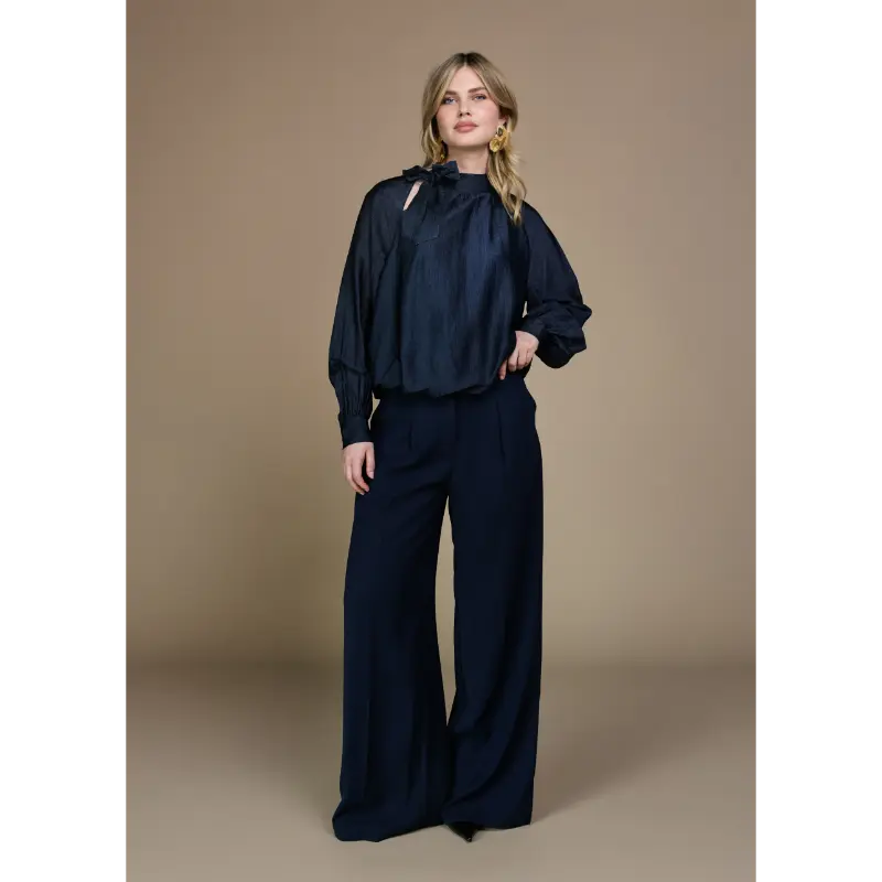 Freebird Broek Dames Phoebe 2437 MIDNIGHT BL Donkerblauw – vooraanzicht op model Freebird Phoebe damesbroek in donkerblauw op model, vooraanzicht
