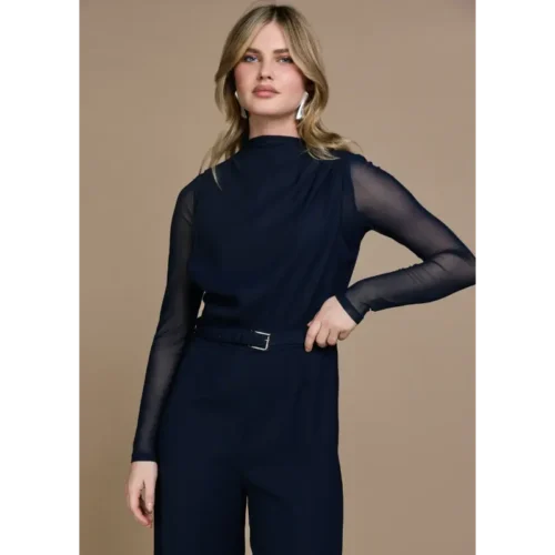 Freebird Top Donkerblauw 2437 MIDNIGHT BL – vooraanzicht op model Freebird donkerblauwe top op model, vooraanzicht