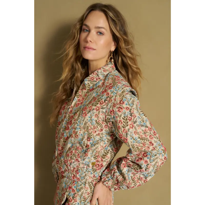 Lofty Manner Jasje RH41 Hani Multicolour 109 – zijaanzicht op model Lofty Manner Hani jasje in multicolour op model, zijaanzicht