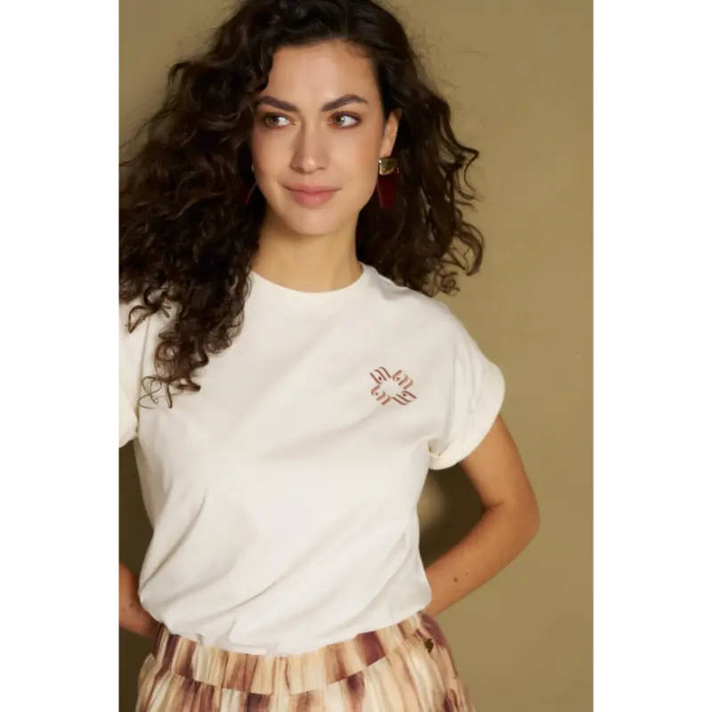 Lofty Manner Top RH17 – T-shirt Isole 120 Cream Off-White – vooraanzicht op model Lofty Manner T-shirt Isole in cream off-white op model, vooraanzicht