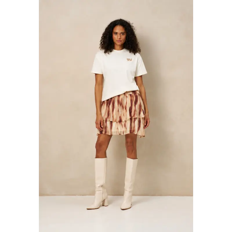 Lofty Manner T-Shirt RH55 Imma Off-White 120 Cream – vooraanzicht op model Lofty Manner T-shirt Imma in off-white op model, vooraanzicht