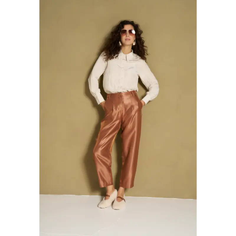 Lofty Manner RH86.2 Pant Helvi caramel – vooraanzicht op model Lofty Manner broek Helvi in caramelkleur, vooraanzicht op model