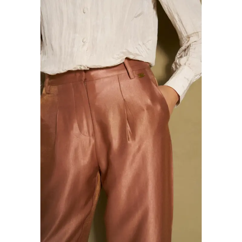 Lofty Manner Broek Dames RH86.2 Pant Helvi Bruin 122 Caramel – detailfoto op model Detailfoto van de bruine Lofty Manner damesbroek Helvi op model