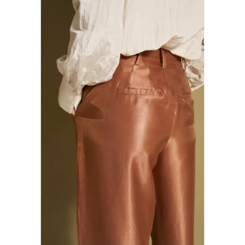 Lofty Manner Broek Dames RH86.2 Pant Helvi Bruin 122 Caramel - detail Detailfoto van de bruine Lofty Manner damesbroek Helvi op model