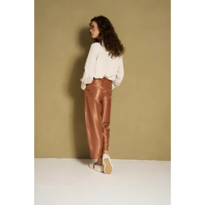 Lofty Manner RH86.2 Pant Helvi bruin 122 Caramel – achteraanzicht op model Lofty Manner damesbroek Helvi in bruin, achteraanzicht op model