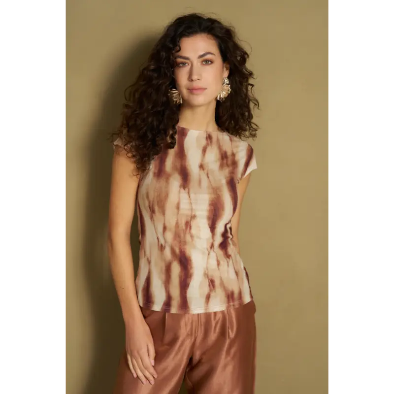 Lofty Manner Top RH07.2 Haisa 200 Brown – vooraanzicht op model Lofty Manner Haisa top in bruin, vooraanzicht op model