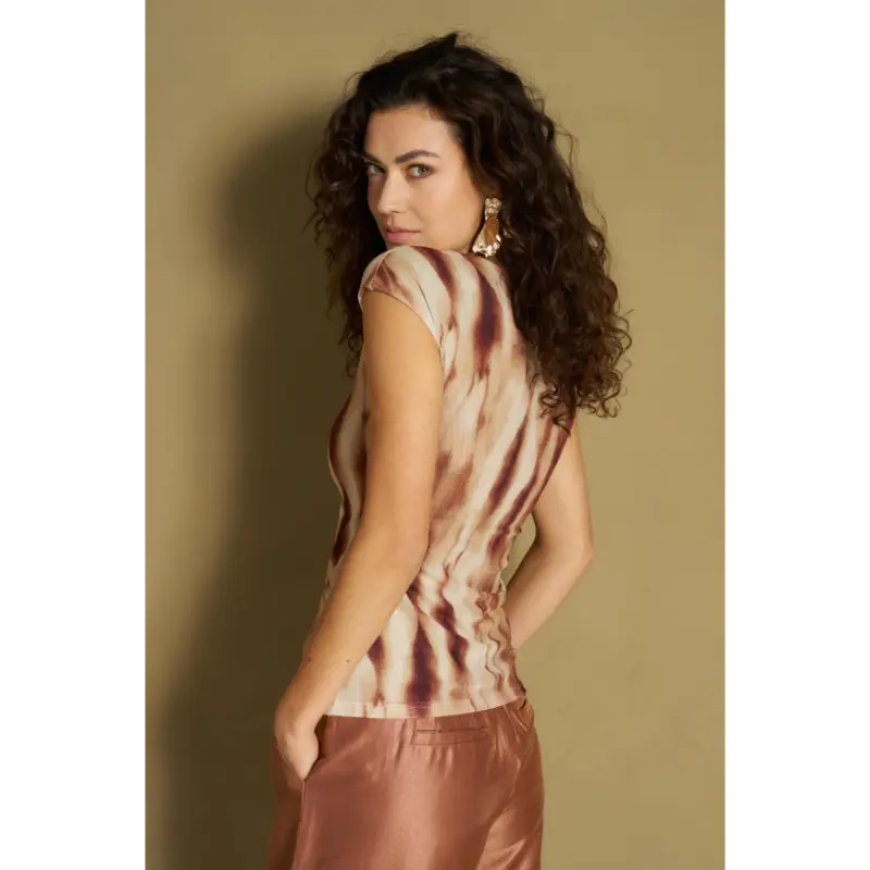 Lofty Manner Top RH07.2 Haisa 200 Brown – zijaanzicht op model Lofty Manner Haisa top in bruin, zijaanzicht op model