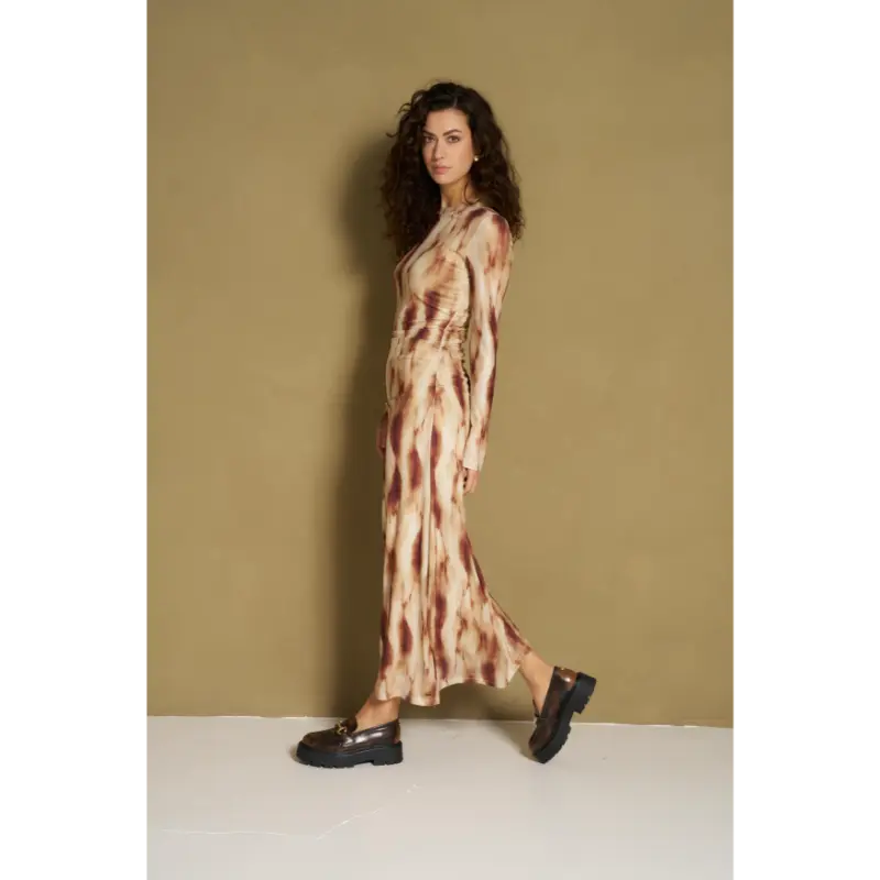 Lofty Manner Jurk RH26 - Dress Isani 200 Brown – zijaanzicht Lofty Manner Dress Isani jurk in bruin, zijaanzicht op model
