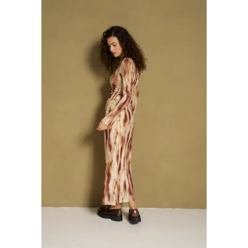 Lofty Manner Dress Isani 200 Brown – zijaanzicht op model Bruine Lofty Manner Isani-jurk in zijaanzicht op model