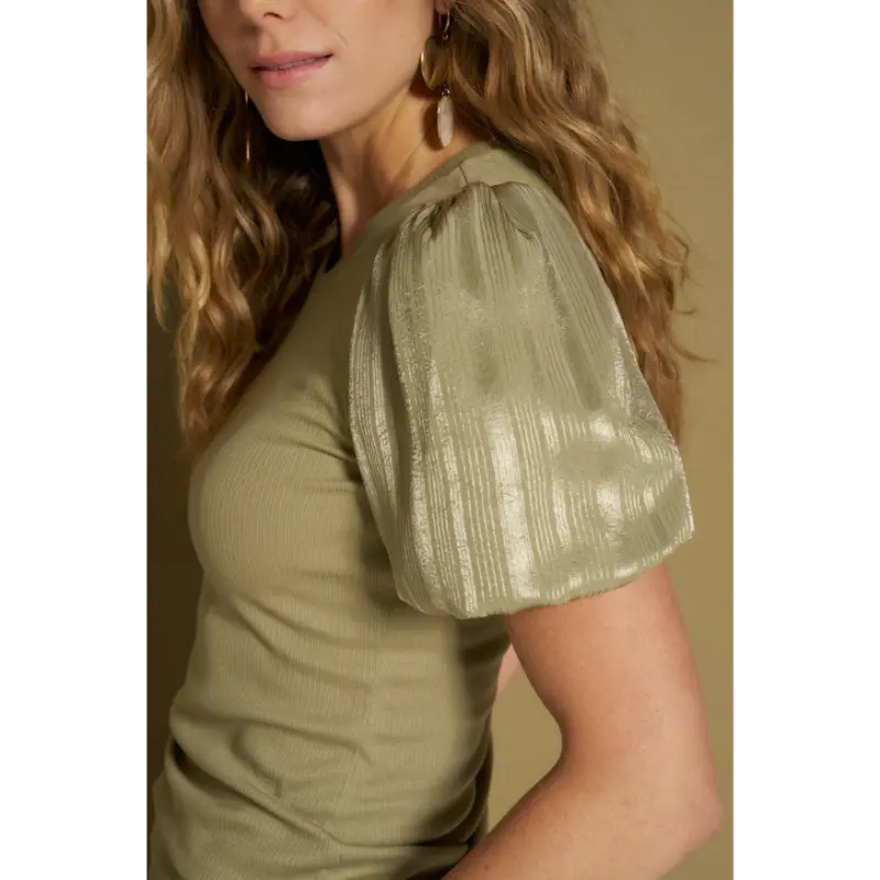 Detailfoto van Lofty Manner top RH11.2 in kaki groen op model