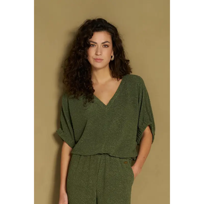 Lofty Manner Top RH15 Hima Groen 476 Army Green – vooraanzicht op model Lofty Manner groene top Hima op model, vooraanzicht