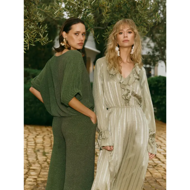 Lofty Manner Hima top in army green tijdens een sfeerbeeld
