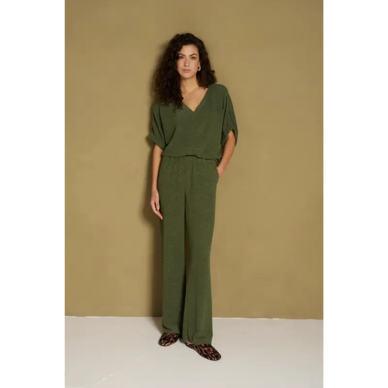 Lofty Manner Broek Dames RH87 Pant Mea Army Green – vooraanzicht op model Lofty Manner damesbroek Pant Mea in army green op model, vooraanzicht