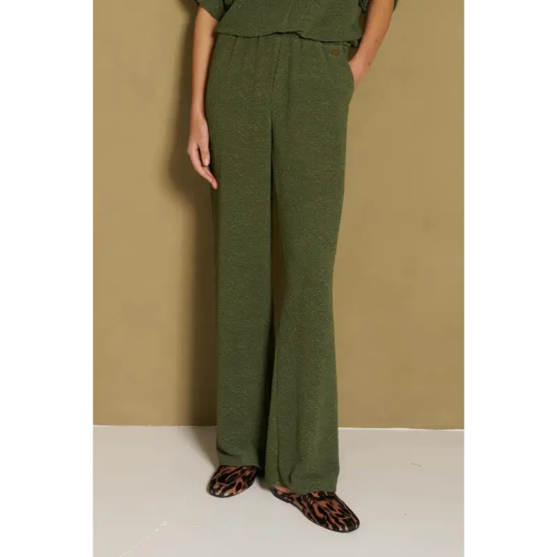 Lofty Manner Broek Dames RH87 Pant Mea 476 Army Green – vooraanzicht op model Lofty Manner Mea broek in army green op model, vooraanzicht