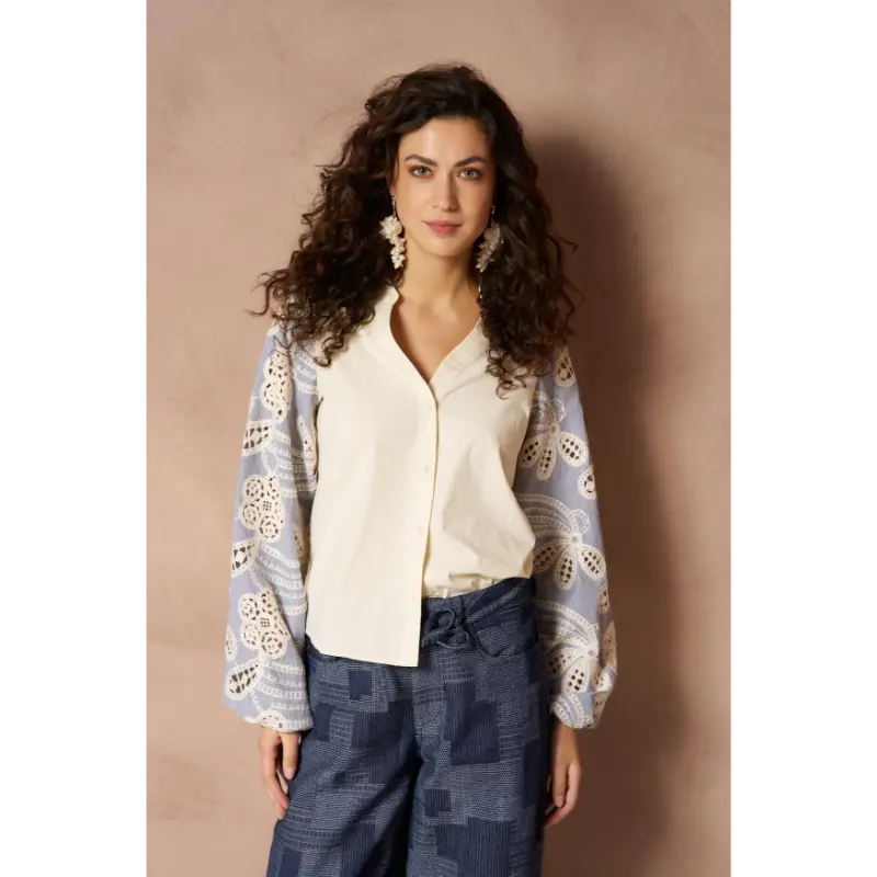 Lofty Manner Blouse RI01 Ismay Cream Off-White – vooraanzicht op model Lofty Manner blouse Ismay in cream off-white op model, vooraanzicht