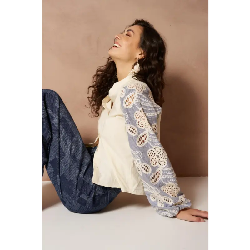 Lofty Manner Blouse RI01 - Ismay 120 Cream Off-White zijaanzicht Lofty Manner Ismay blouse in cream off-white op model, zijaanzicht