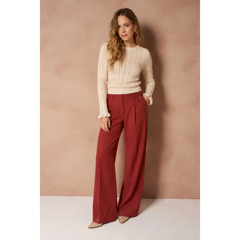 Lofty Manner Iska top in off-white, gedragen door model van voren
