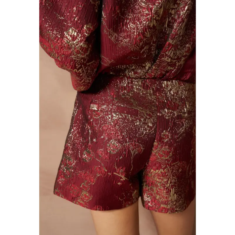 Lofty Manner Skort RI37 Irie rood – detailfoto op model Lofty Manner skort Irie in rood, detailfoto op model