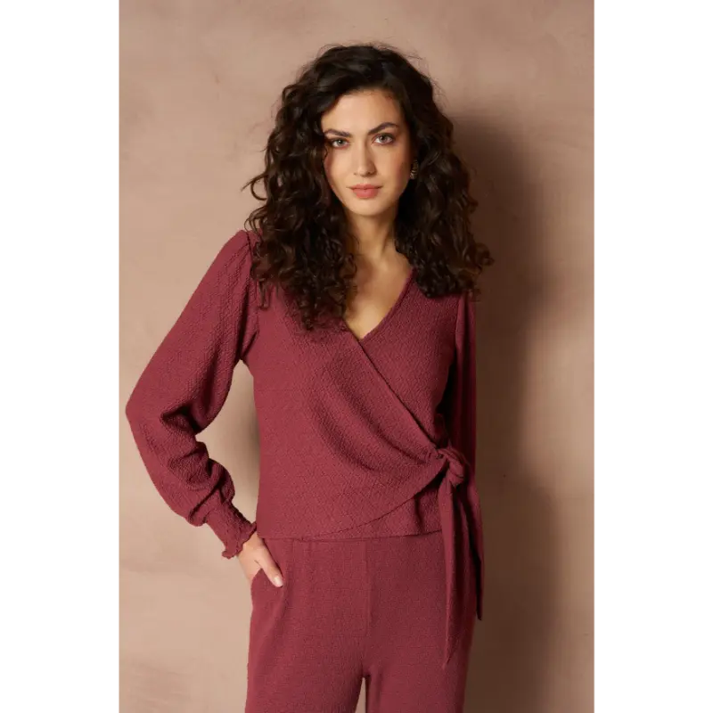 Lofty Manner Top RI06.1 Isa 257 Brick Red – vooraanzicht op model Lofty Manner top Isa in Brick Red, vooraanzicht op model