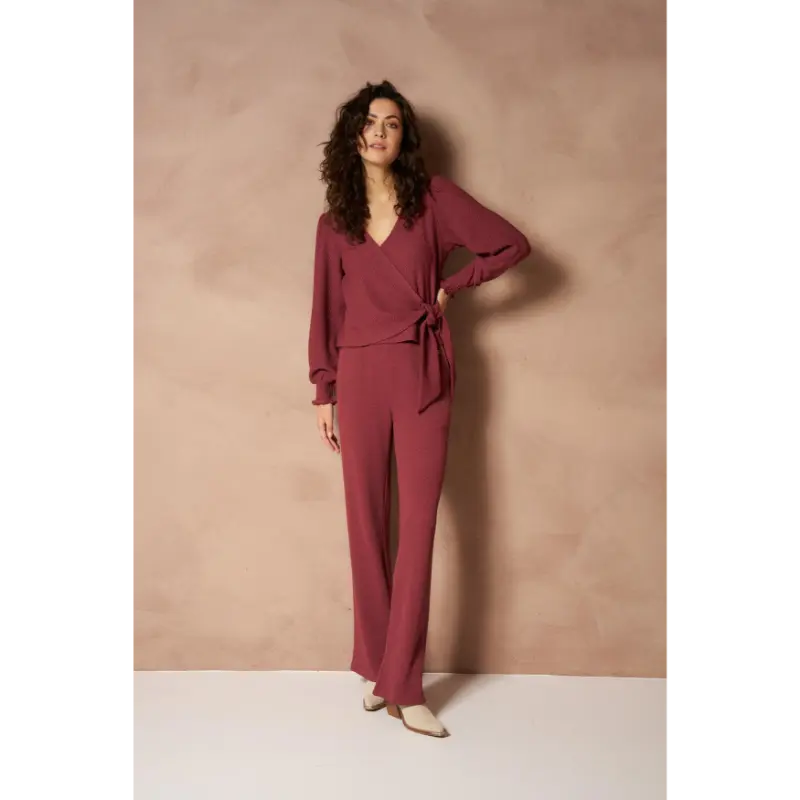 Lofty Manner Top RI06.1 - Isa 257 Brick Red – vooraanzicht op model Lofty Manner top Isa in brick red op model, vooraanzicht