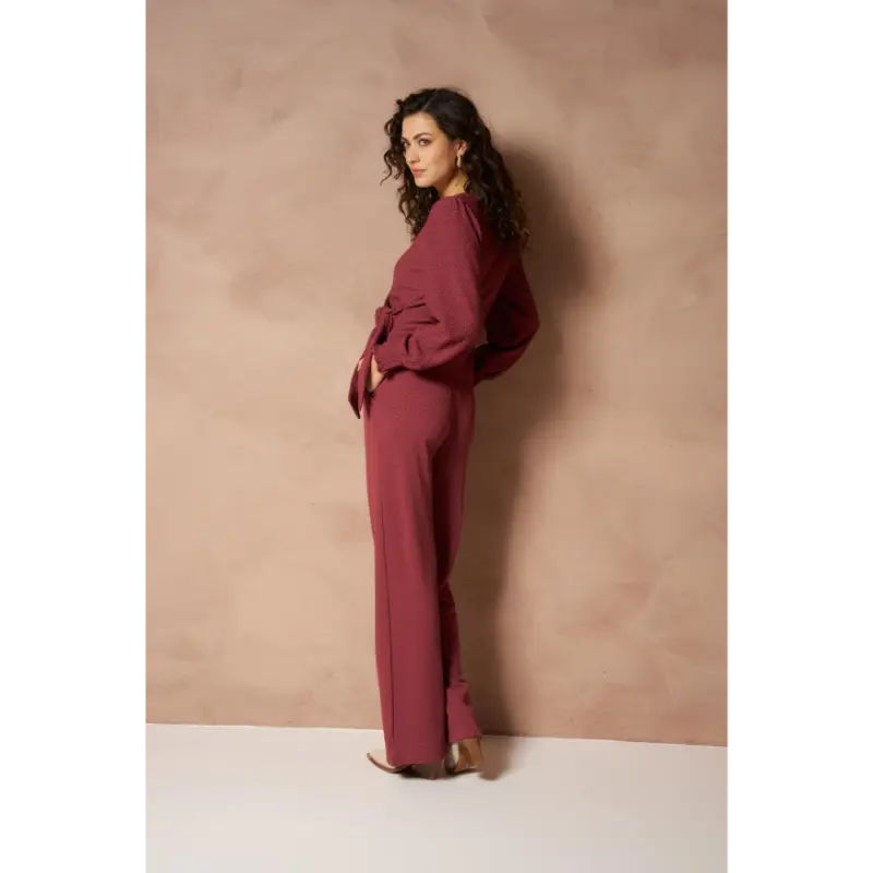 Lofty Manner Top RI06.1 - Isa 257 Brick Red – zijaanzicht op model Lofty Manner Isa top in brick red, zijaanzicht op model