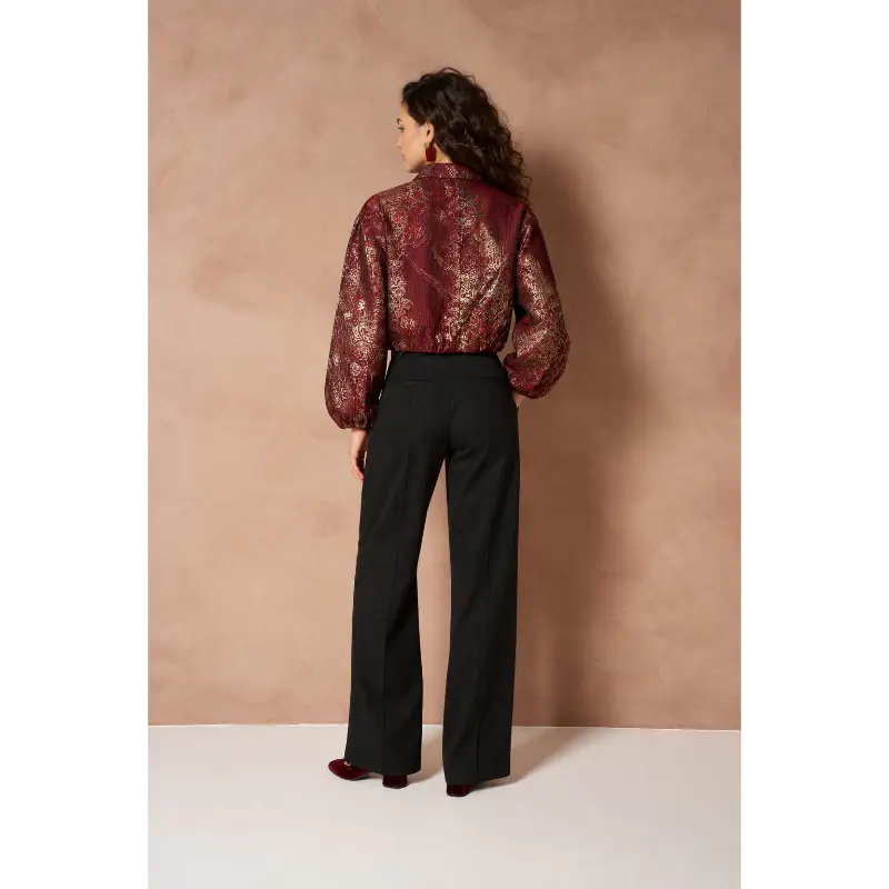 Lofty Manner D.Jasje RI46 Jacket Inea 257 Brick Red – achteraanzicht op model Lofty Manner jack Inea in brick red, achteraanzicht op model