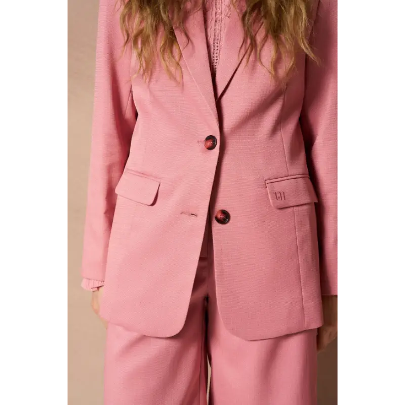 Lofty Manner Blazer RI51 Inge 315 Coral – detail op model Detailfoto van de koraalkleurige Lofty Manner-blazer Inge op model